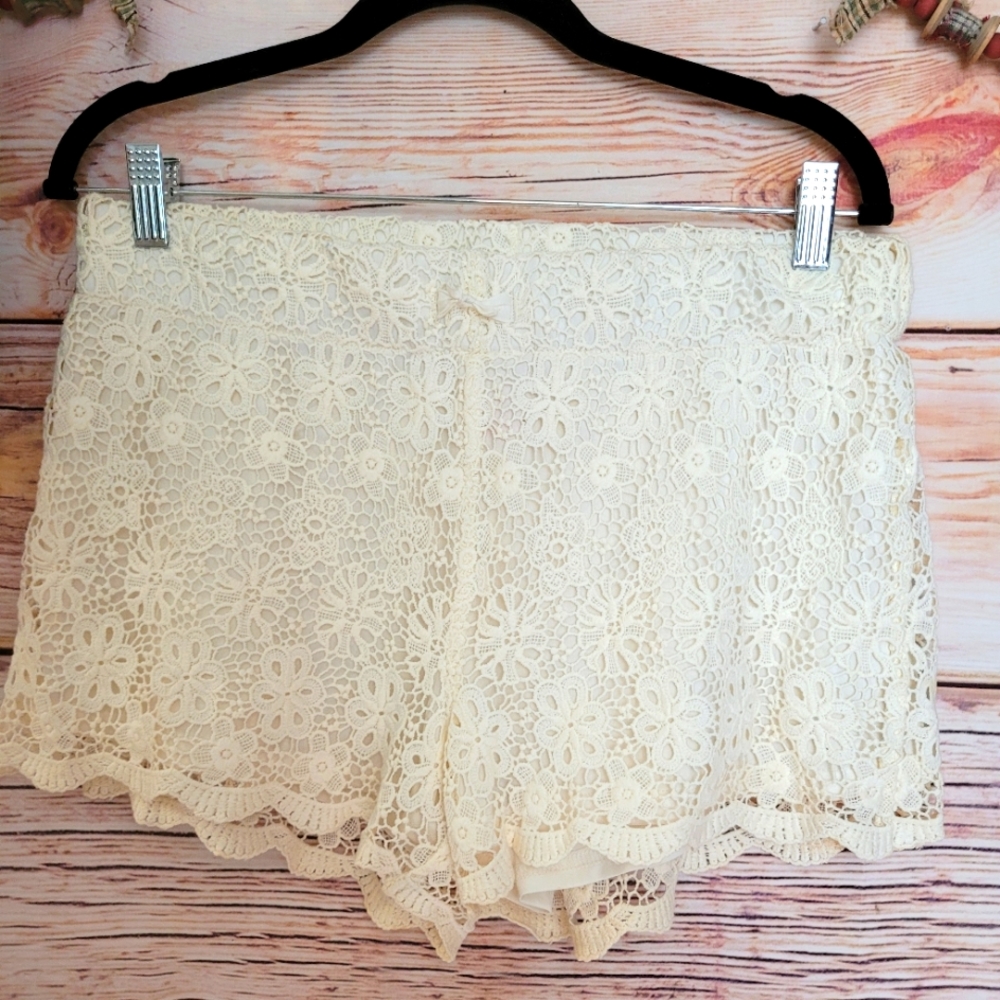 TRENDY CROCHETED LINED SUMMER DRESSY SHORTS SZ 10❣️